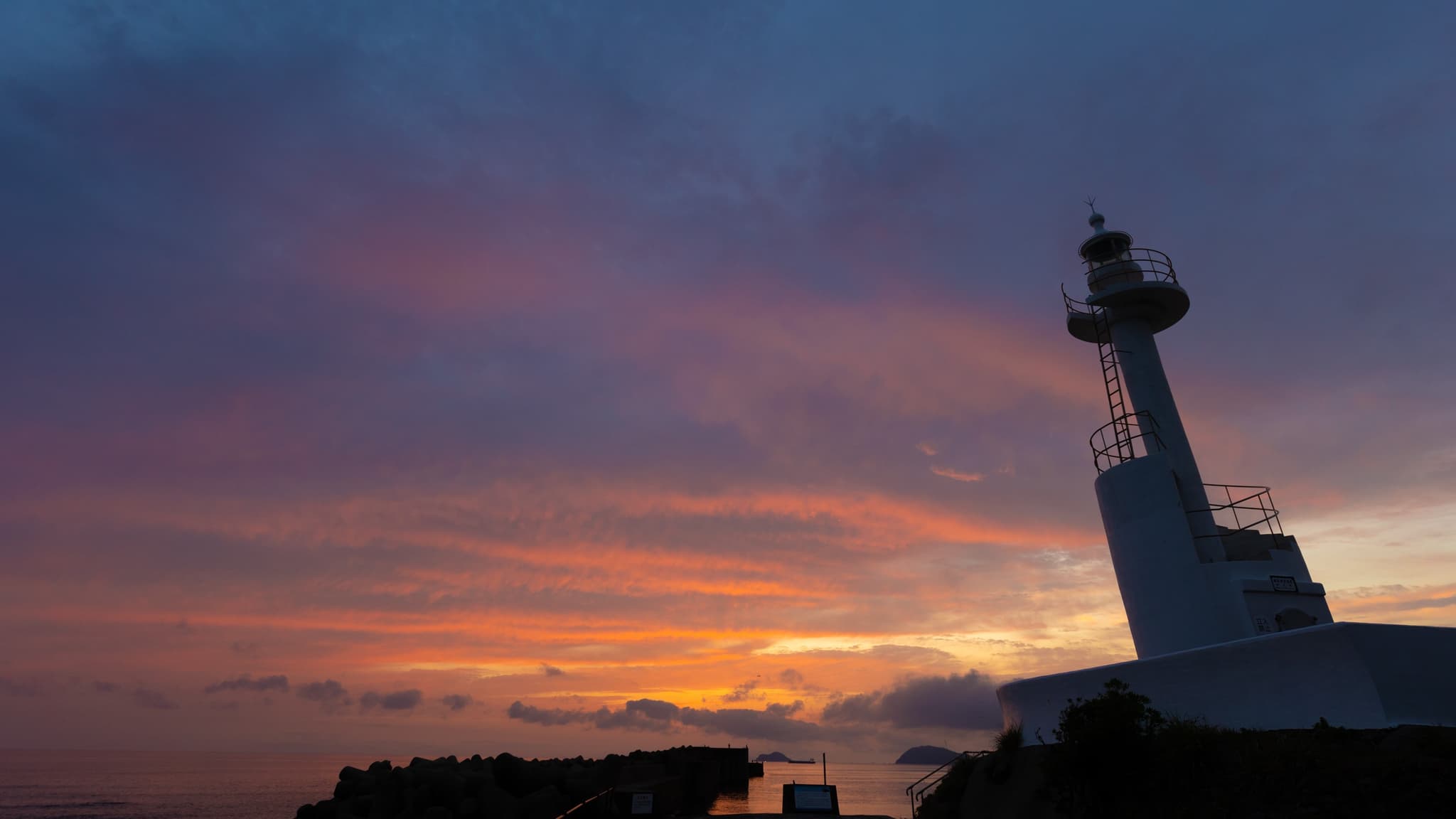 灯塔旁赏夕阳