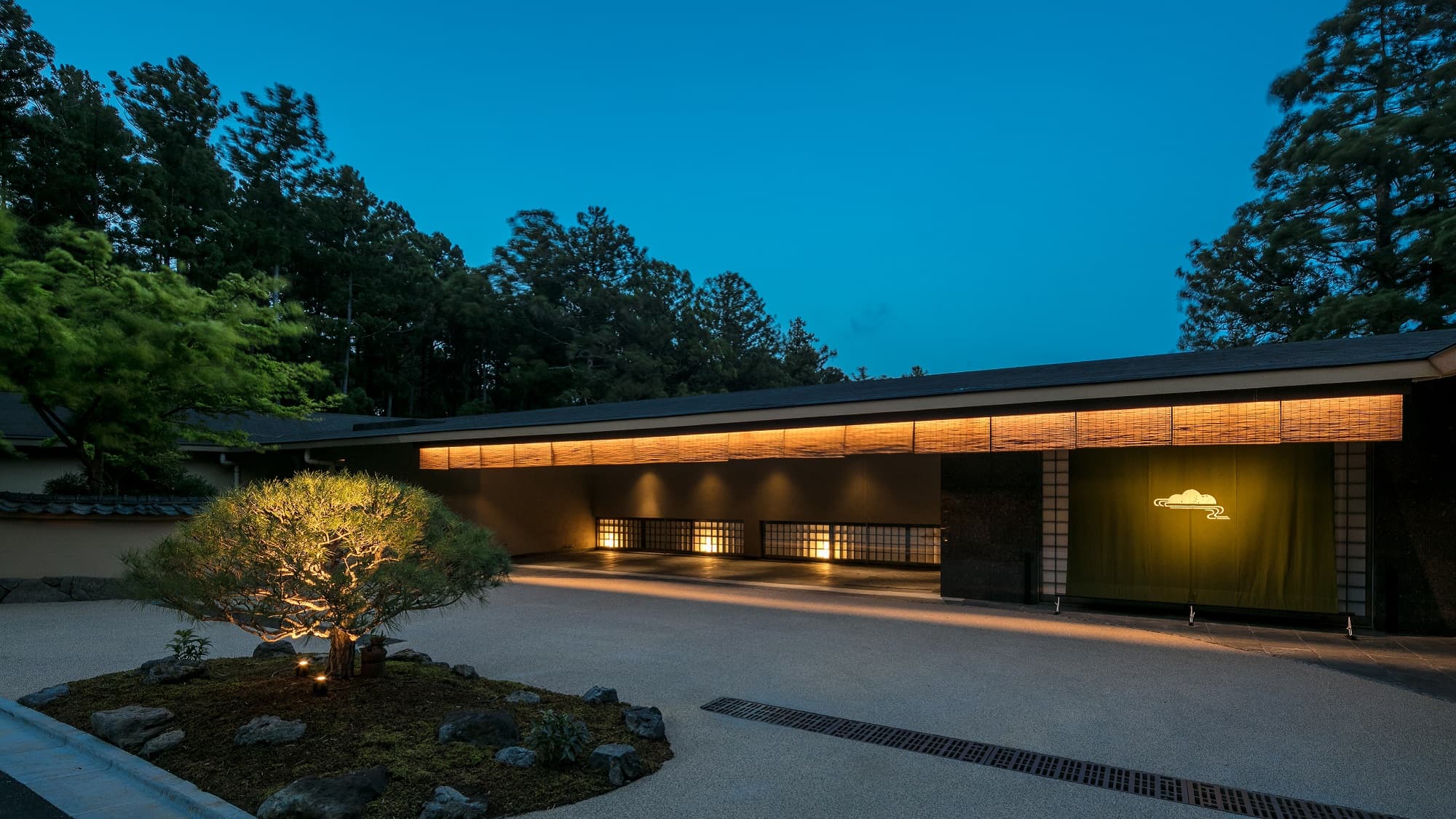 A 3,000-Tsubo Garden and Taisho Romance