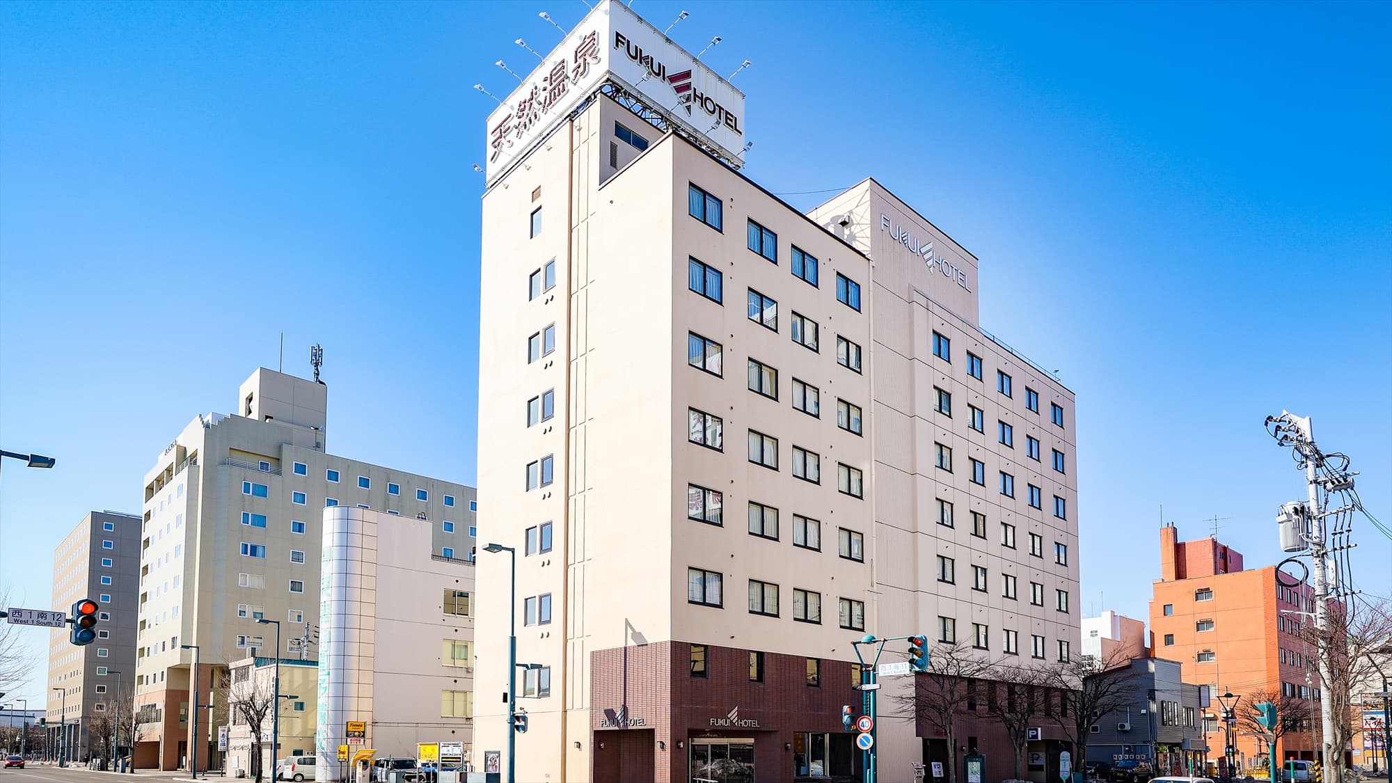 机场巴士停在酒店旁