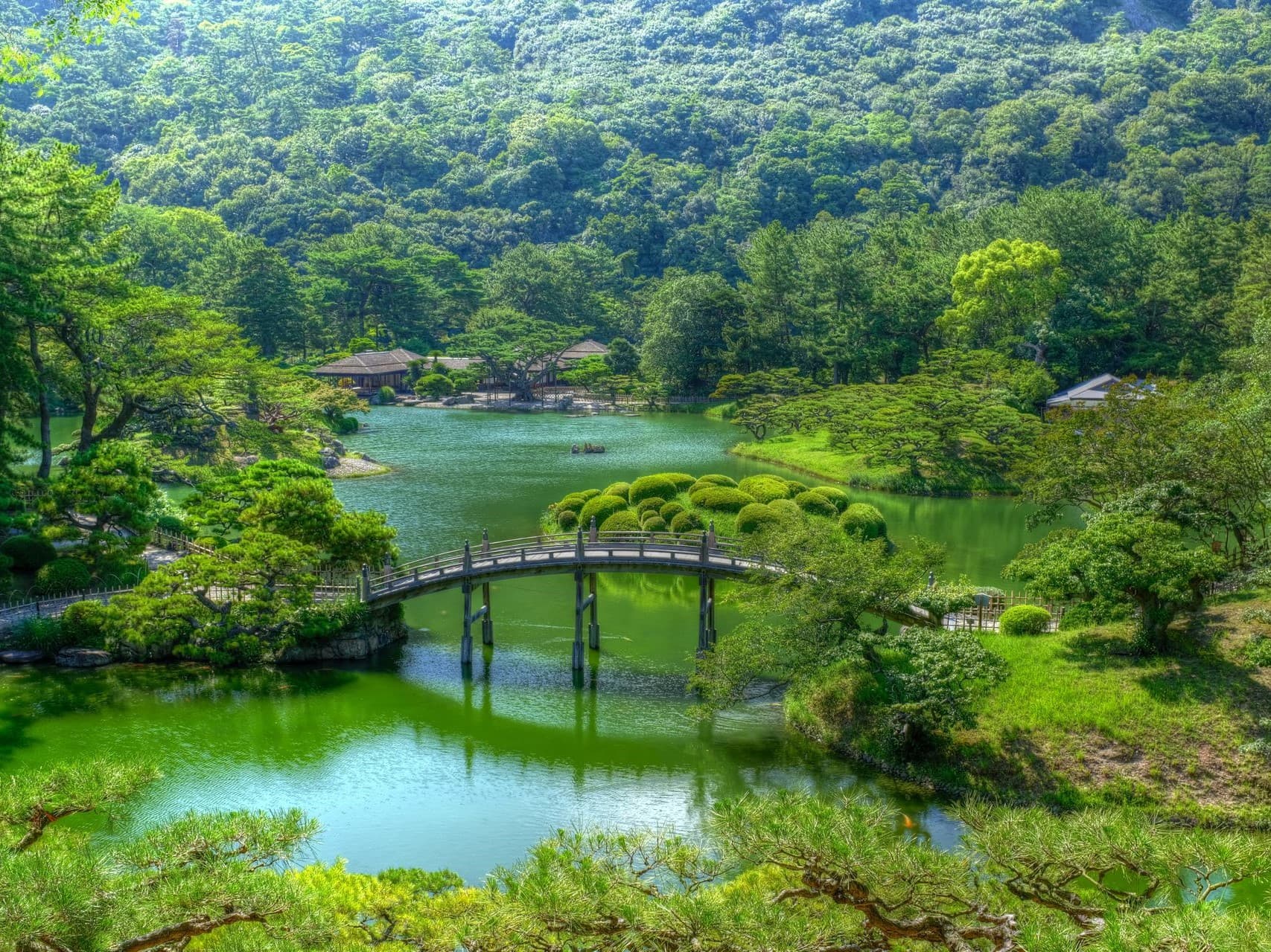 4 minutes to Ritsurin Garden
