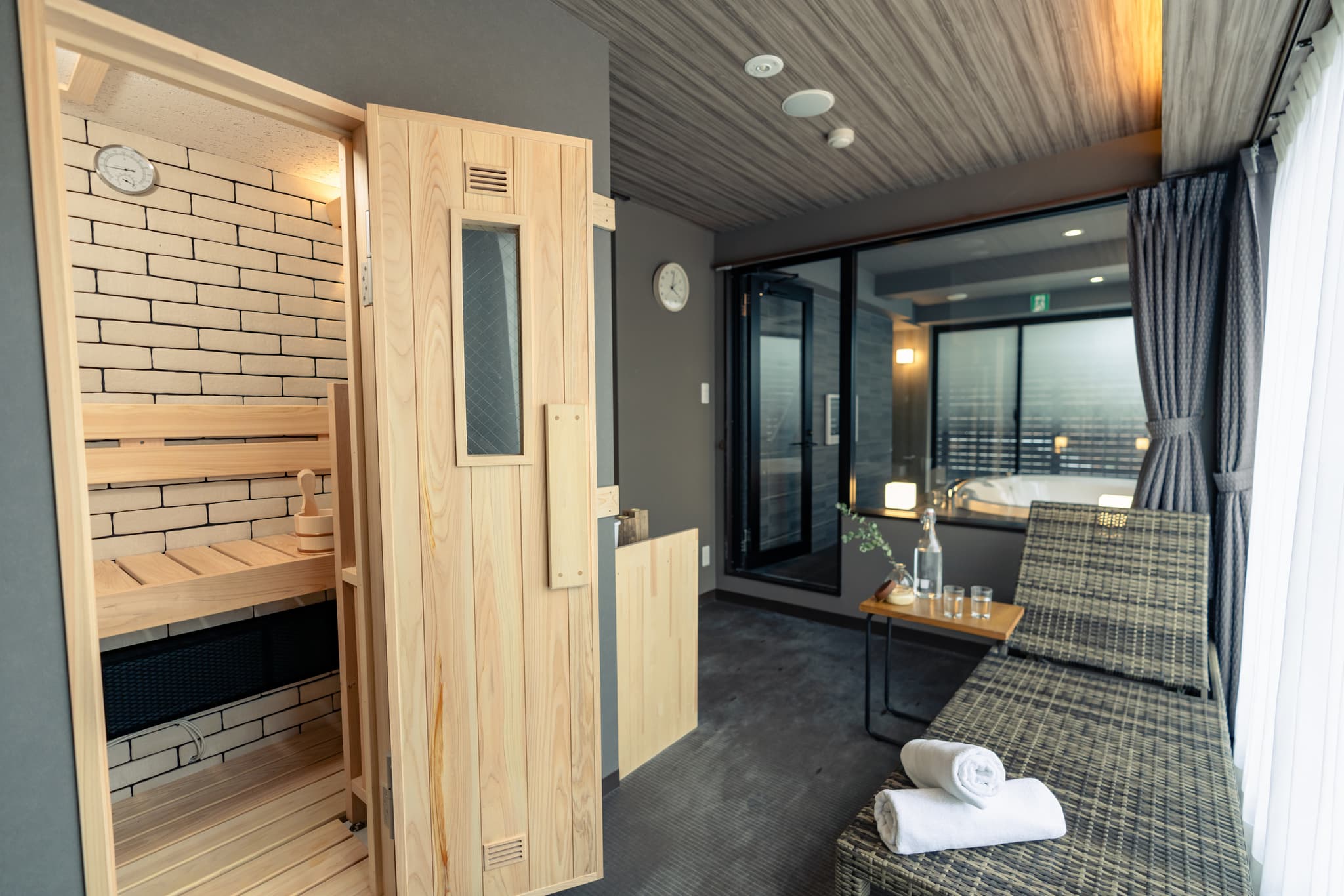 Private sauna & jacuzzi