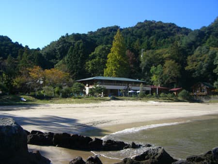 눈앞의 얕은 해변