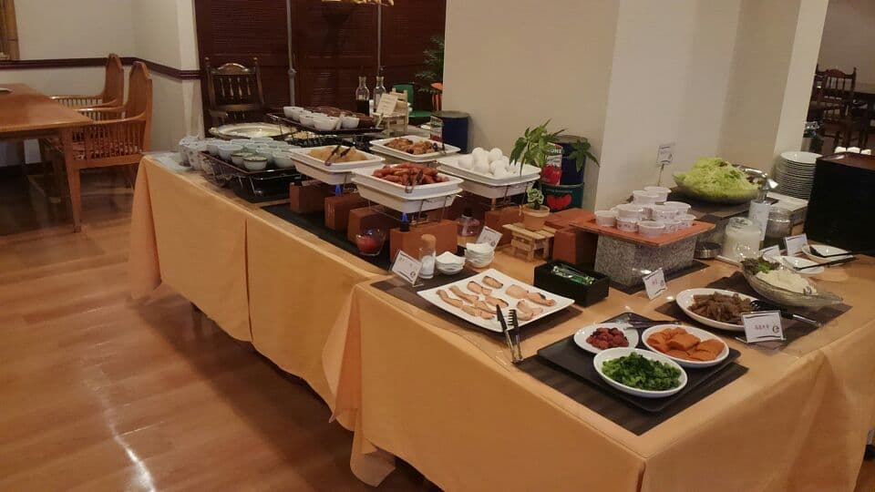 작은 접시 뷔페 조식