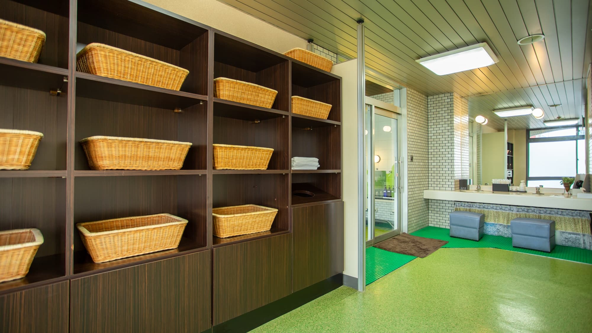 Hours and Amenities