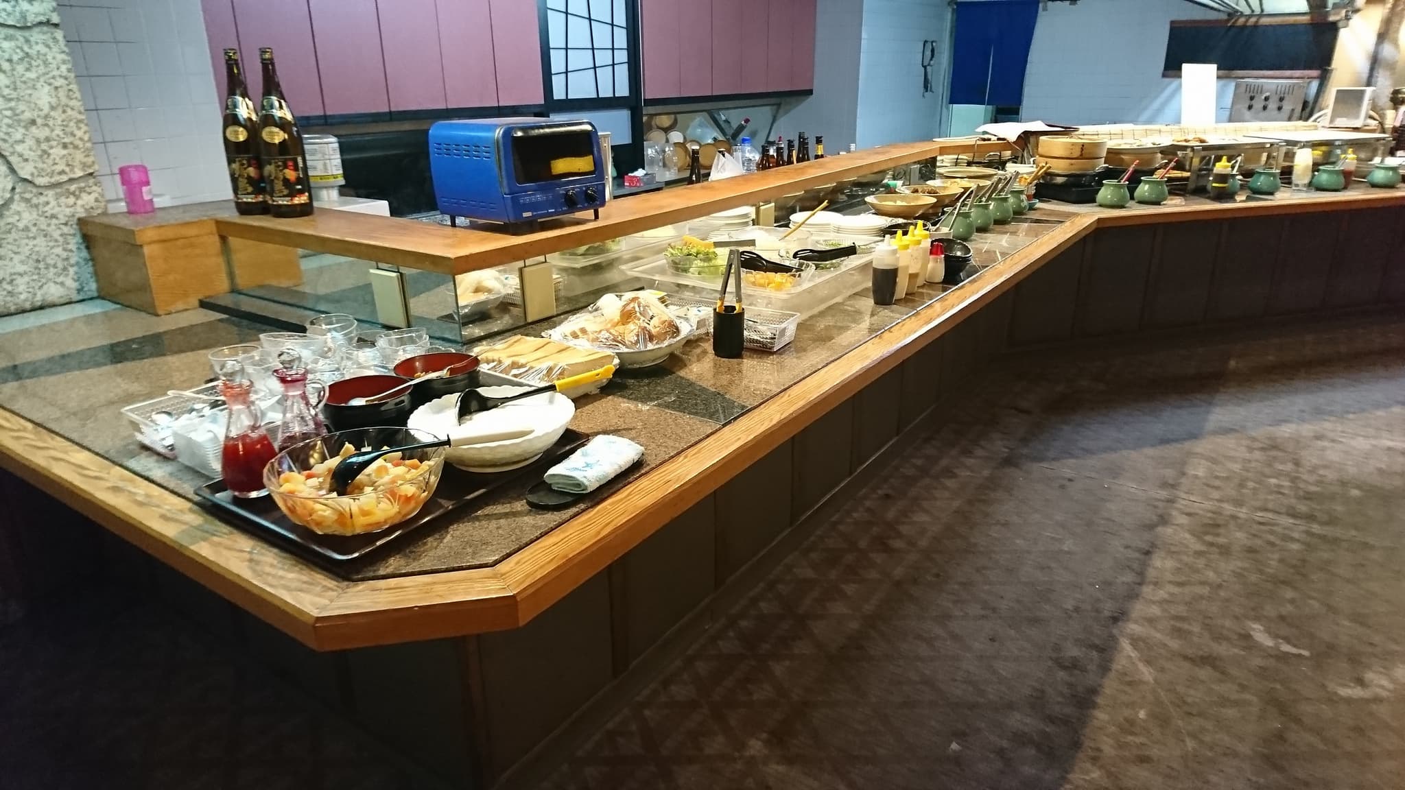 含当地菜的早餐自助