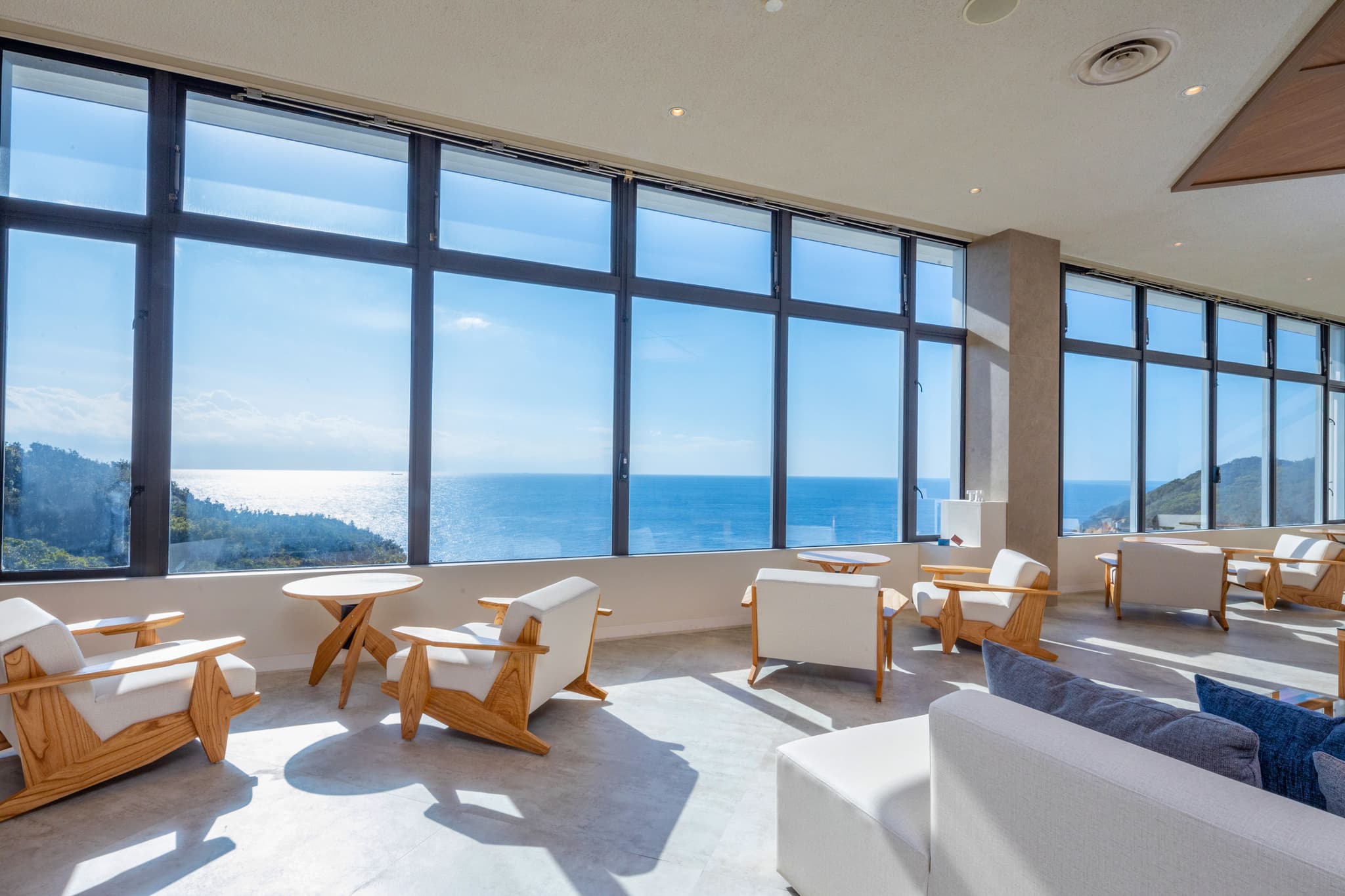 A Café & Bar Facing the Sea