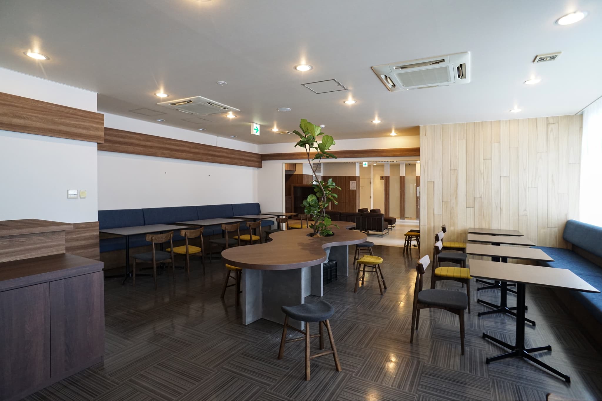Restaurant & lounge