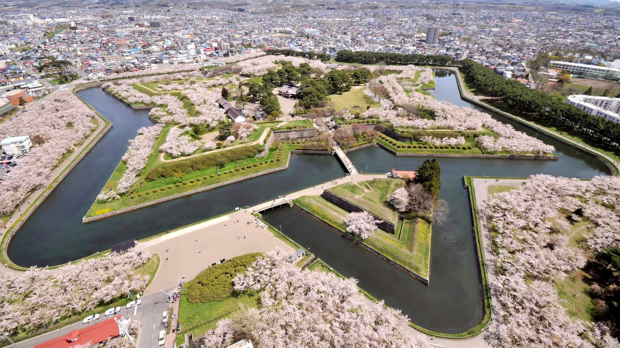 3 min to Goryokaku Park