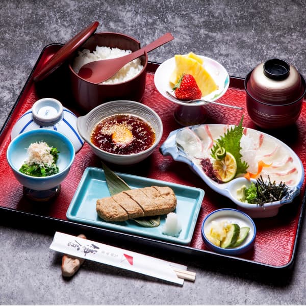 馆内品尝鲷鱼饭