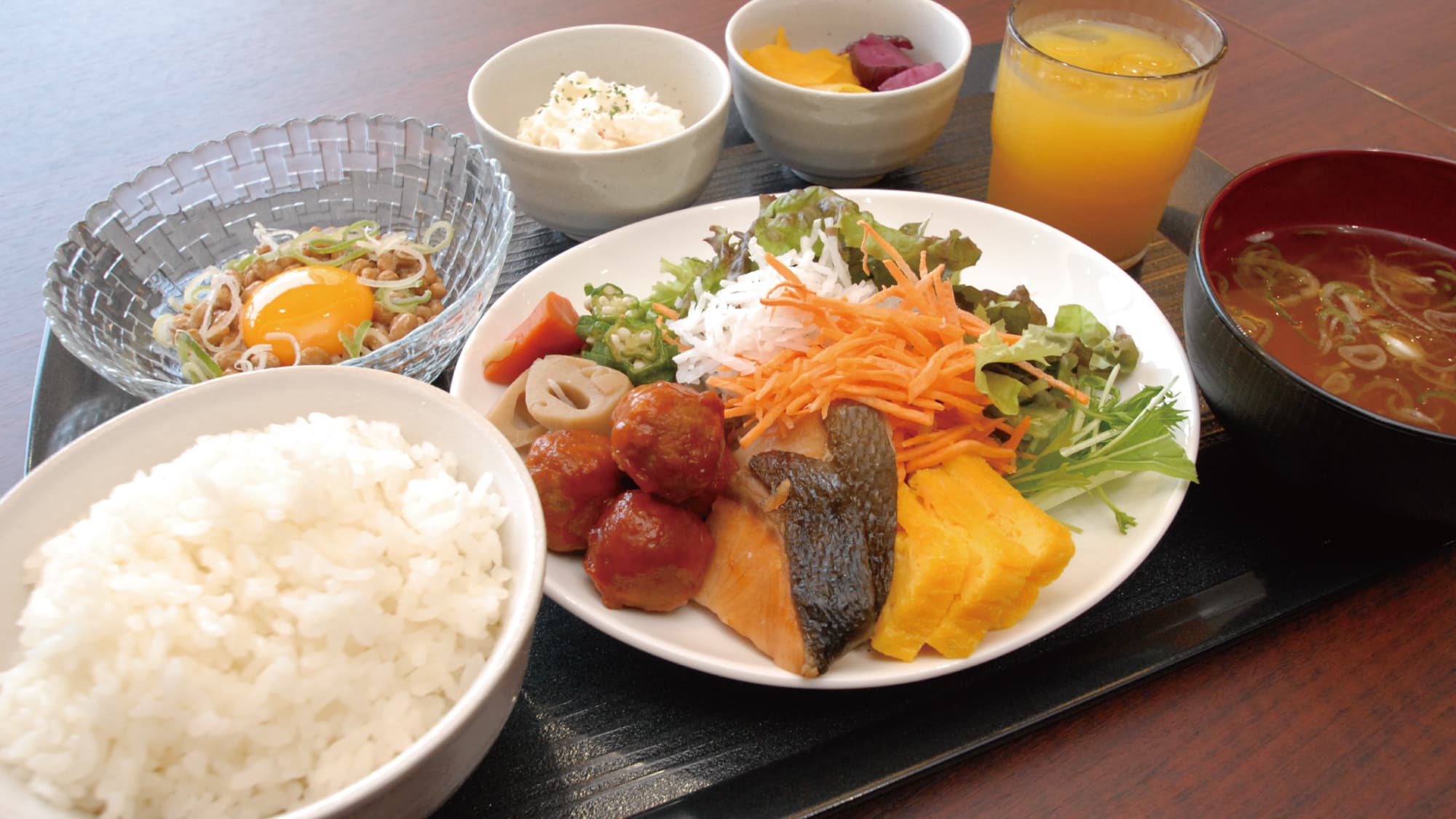 Free Japanese & Western breakfast buffet